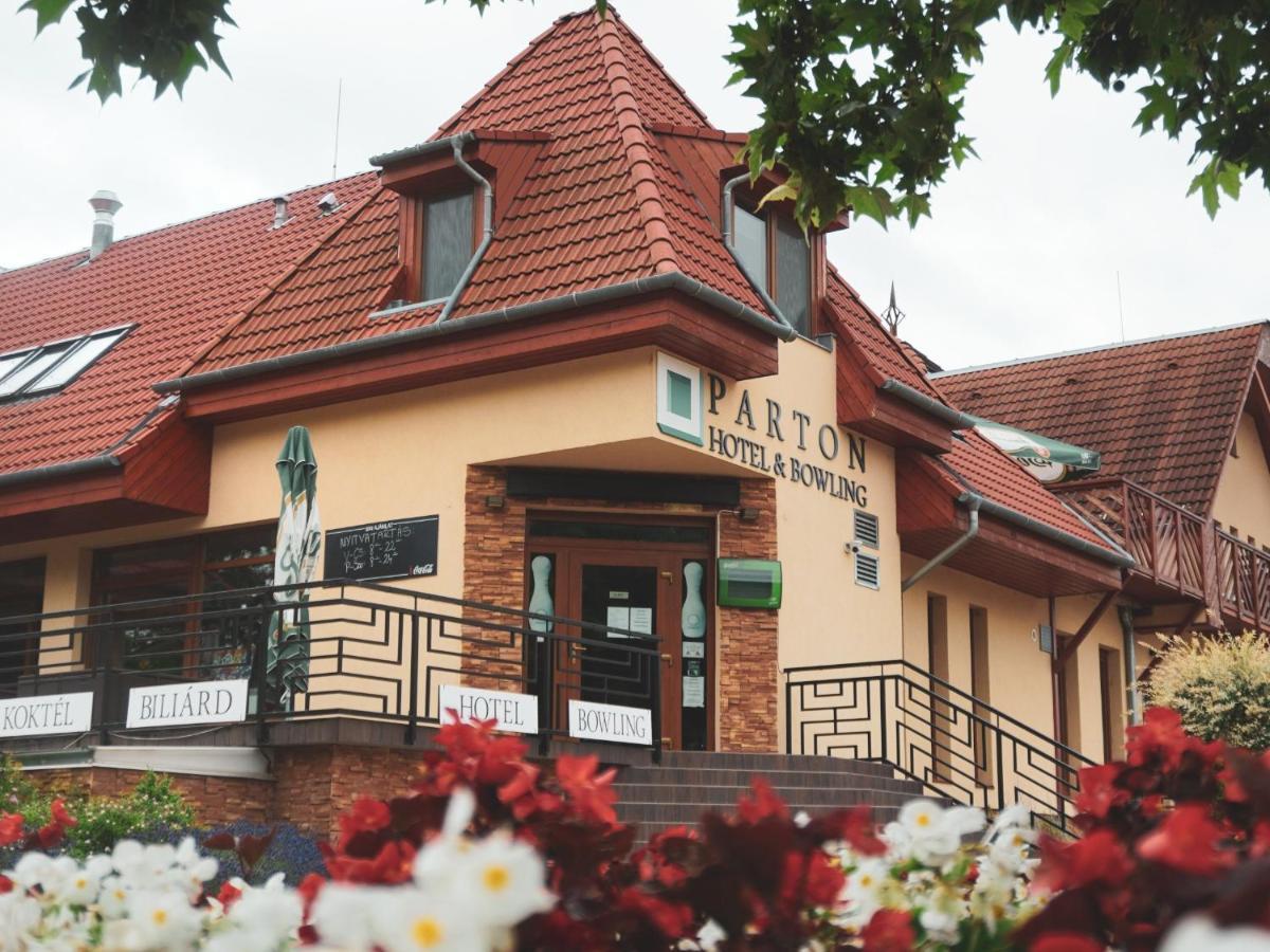 Parton Hotel & Bowling Tiszakécske エクステリア 写真