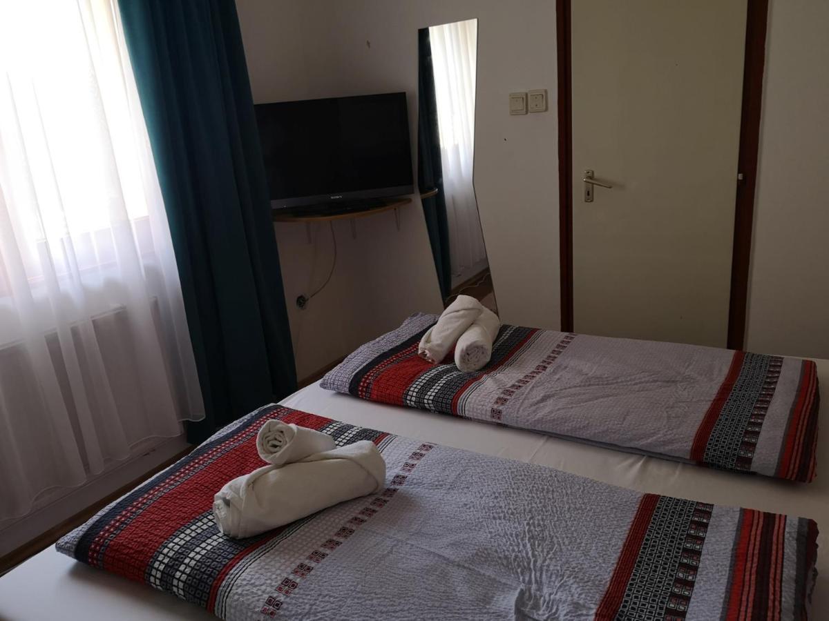 Parton Hotel & Bowling Tiszakécske エクステリア 写真